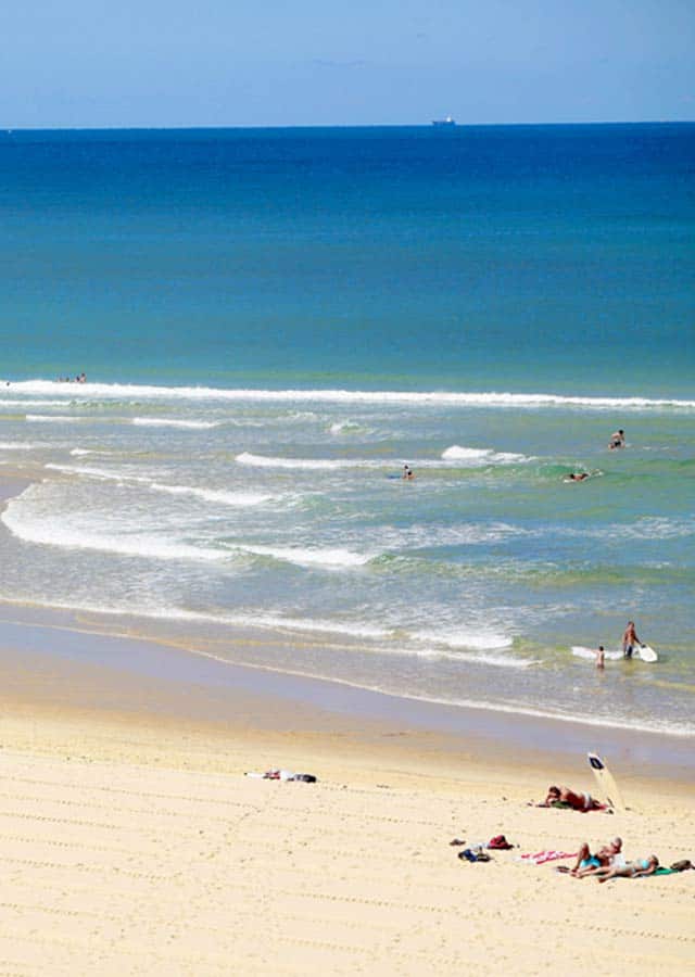 plage avec surfeurs